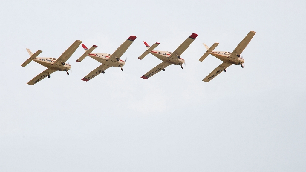 20150920_0033.JPG - Het Victors Formationteam met Piper PA-28 Cherokee.