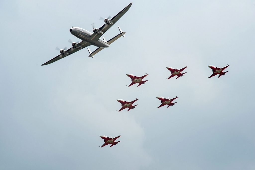 20150920_0246.JPG - Patrouille Suisse met Breitling Superconstallation.