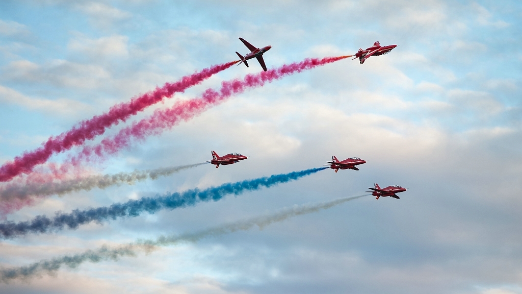 20150918_0732.JPG - Red Arrows met BAE Systems Hawk T1 van het Verenigd Koninkrijk.