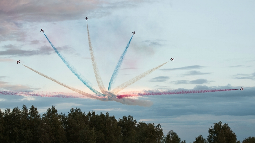 20150918_0782.JPG - Red Arrows met BAE Systems Hawk T1 van het Verenigd Koninkrijk.