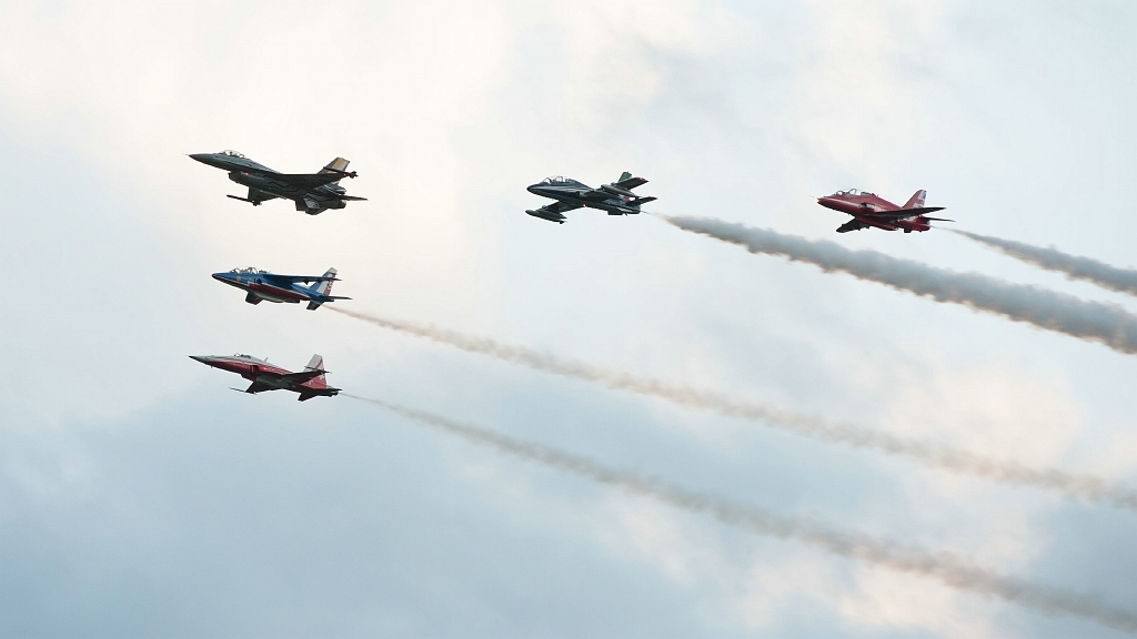 20150918_0792.JPG - F16 pass samen met de leaders andere teams.