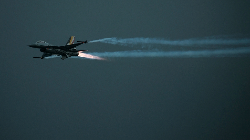 20150918_0908.JPG - F-16 Basis Kleine Brogel met solo display.