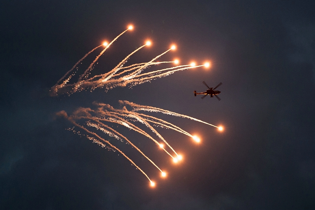 20150918_0993_1.JPG - Apache Solo Display met Apache AH-64D van de Koninklijke Luchtmacht uit Nederland.