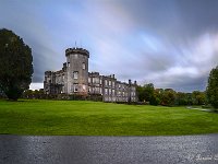 20170922 0155 1  Dromoland Castle in de omgeving van Newmarket-on Fergus County Clare, gebouwd in 1835 en in 1963 heringericht tot een vijf sterren golfresort, op een winderige en regenachtige morgen. Zelfs president Bush heeft hier gelogeerd. Wij voelden ons niet echt thuis in deze omgeving al werden we niet weg gestuurd. : Ierland 2017