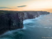 20170922 0337  De gehele dag de Ring of Kerry en de Wild Atlantic Way gedaan. Zeer aansprekend met de vele prachtige zichten op de Atlantische oceaan die met grote kracht op de kliffen inbeukt. Een van de highlights is het Loop Head schiereiland met de gelijknamige vuurtoren en uiteraard de fotogenieke kliffen. De zonsondergang was reeds grotendeels voorbij en daarom een ietwat dromerig beeld gemaakt met een langere sluitertijd. : Ierland 2017